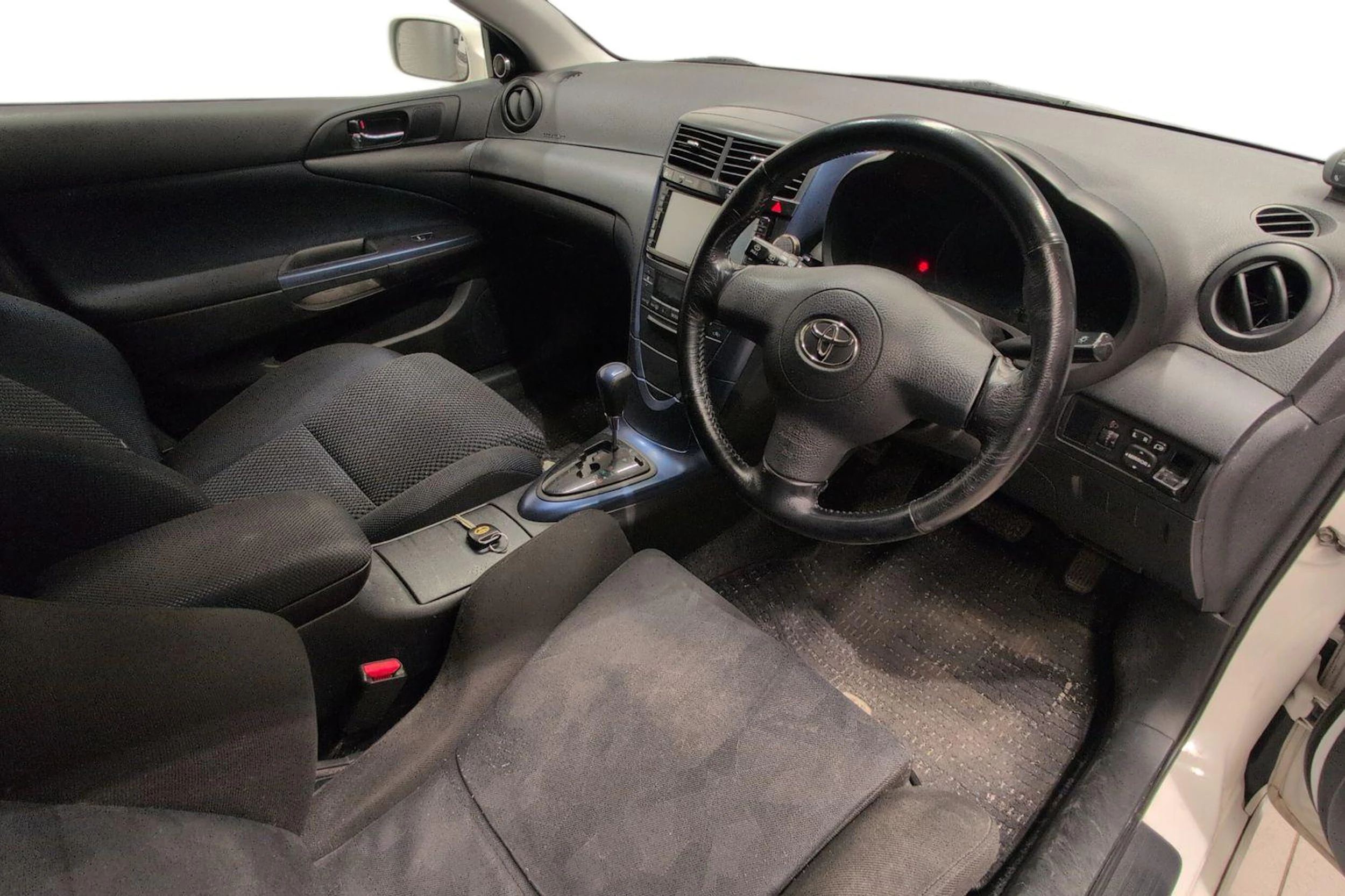 valkoinen Toyota Caldina 2003 kuva 3.
