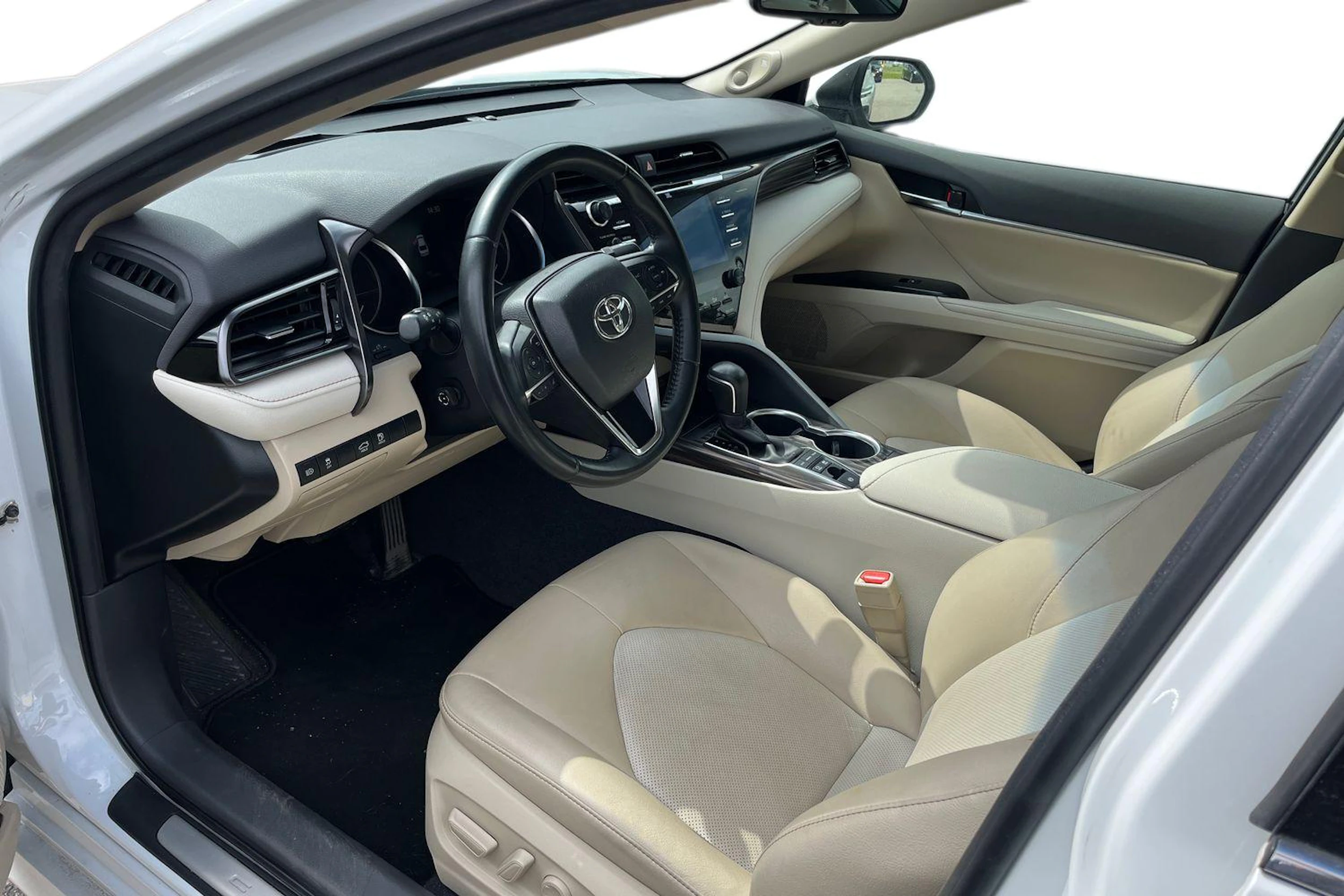 valkoinen Toyota Camry 2019 kuva 3.