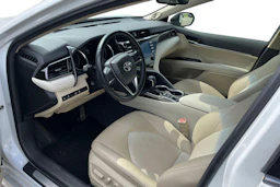 valkoinen Toyota Camry 2019 kuva 3.