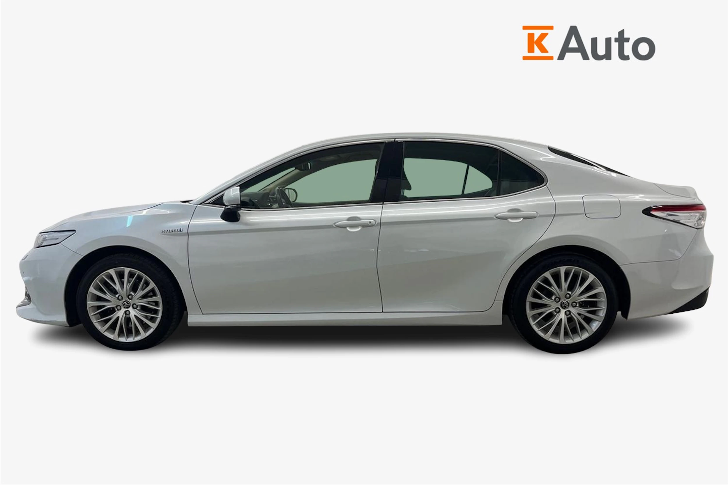 valkoinen Toyota Camry 2019 kuva 5.