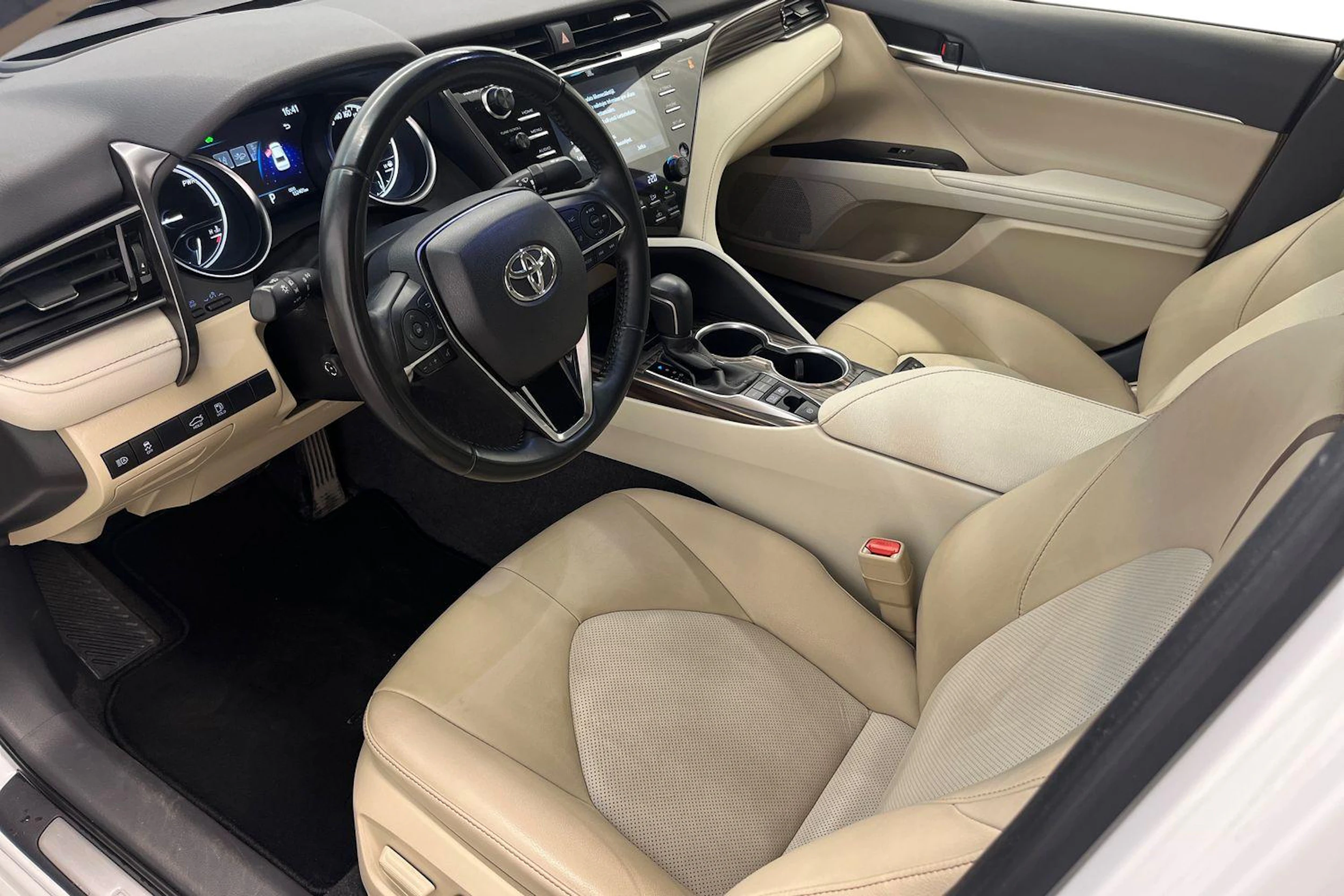 valkoinen Toyota Camry 2019 kuva 6.
