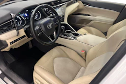 valkoinen Toyota Camry 2019 kuva 6.