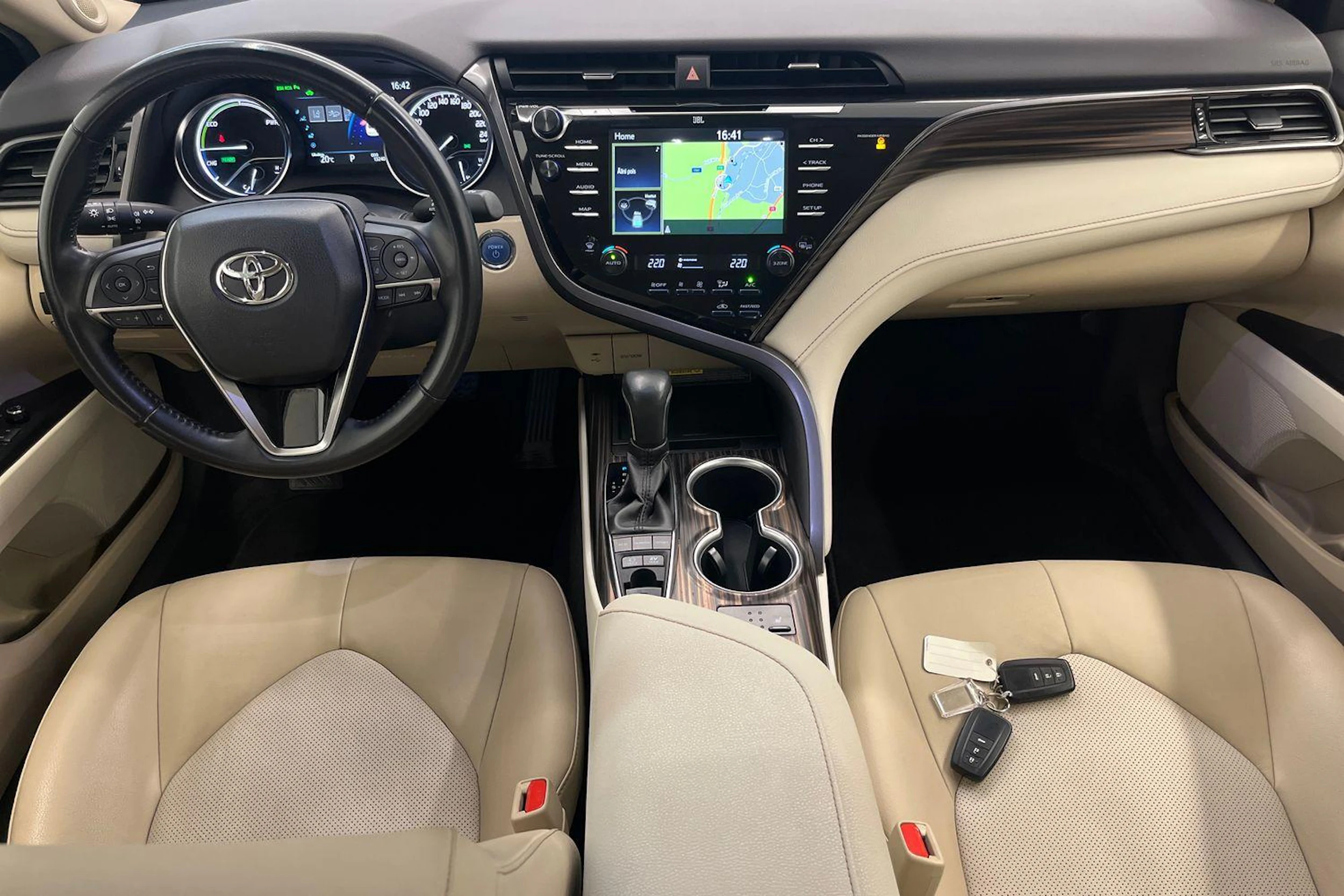 valkoinen Toyota Camry 2019 kuva 7.