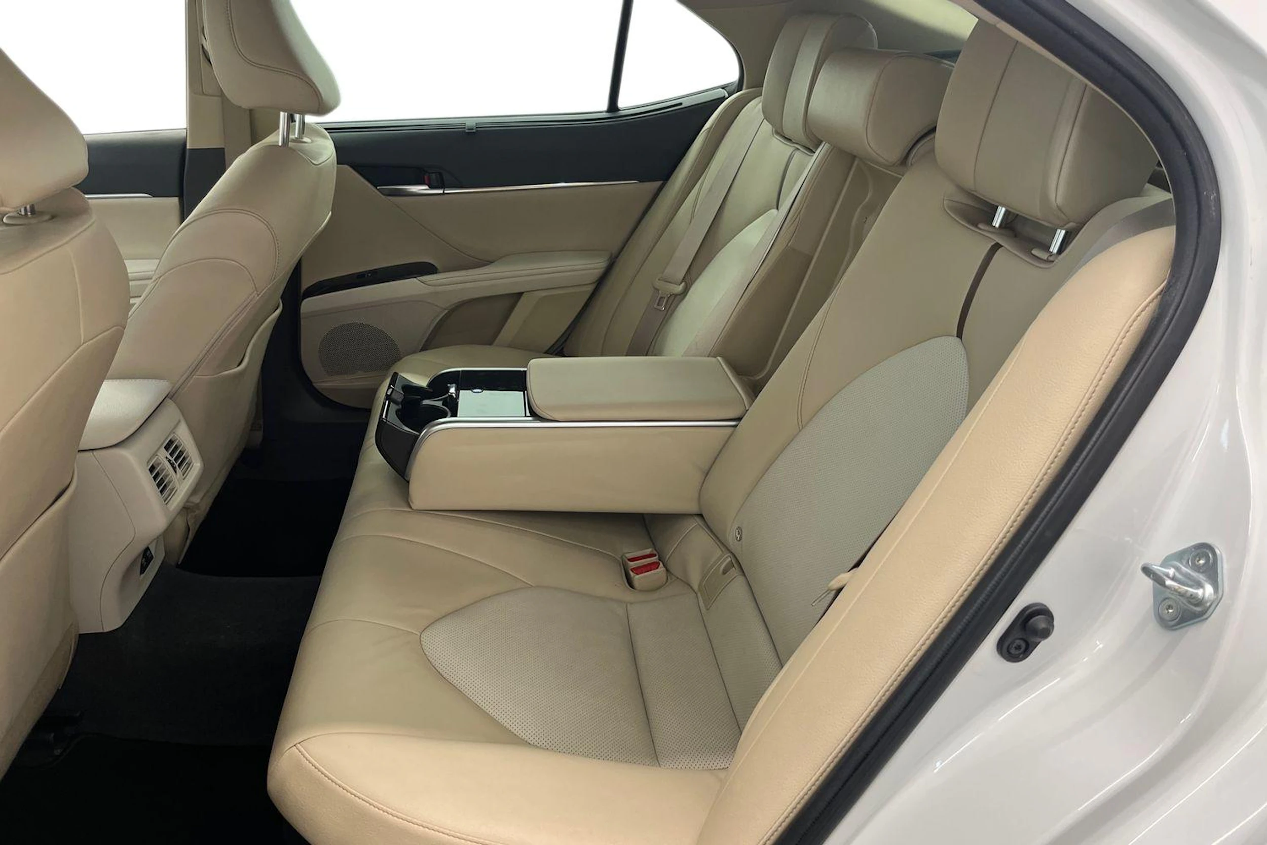 valkoinen Toyota Camry 2019 kuva 8.