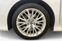 valkoinen Toyota Camry 2019 kuva 9.