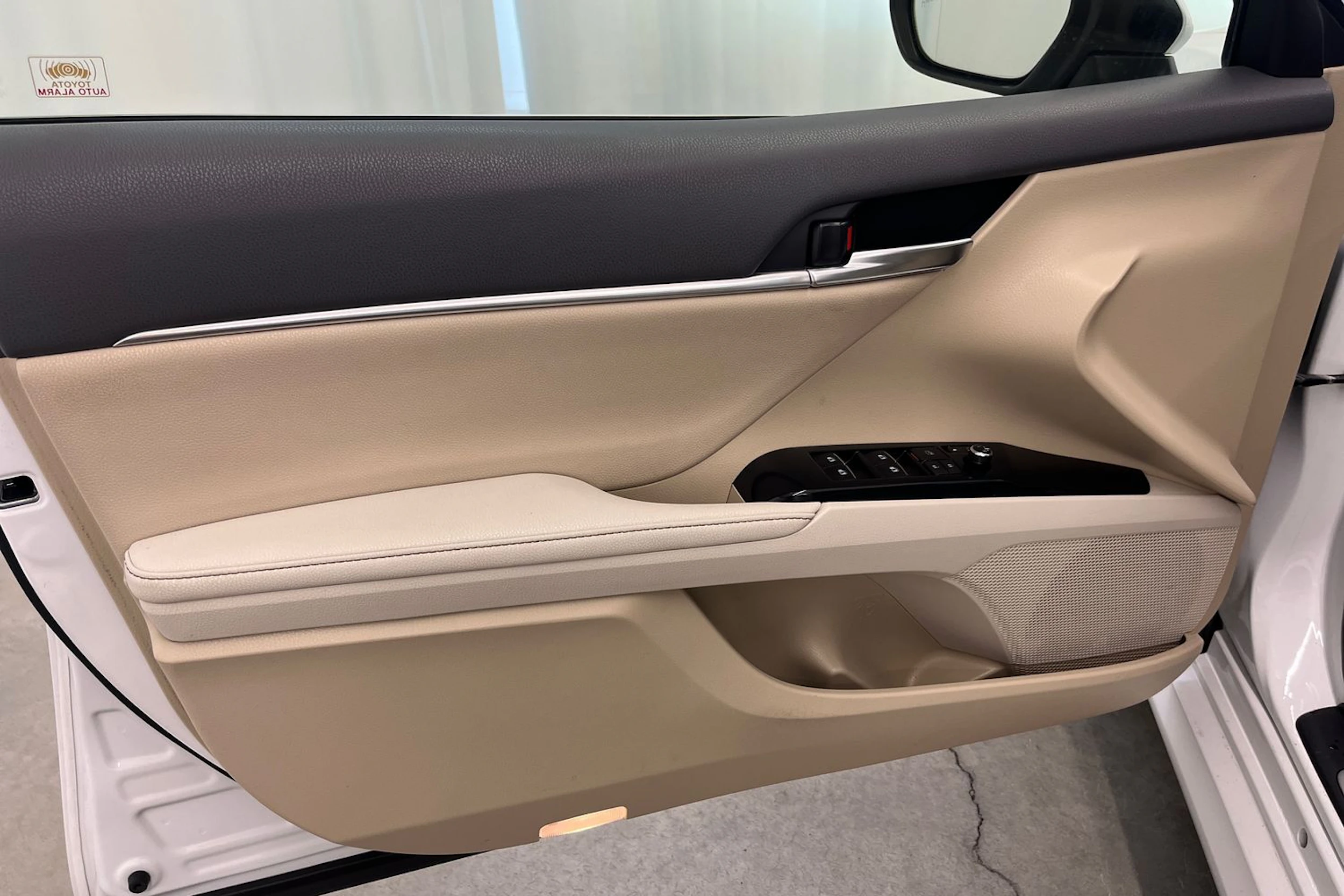valkoinen Toyota Camry 2019 kuva 11.