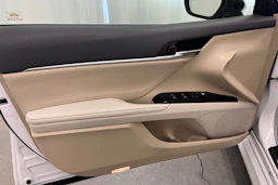 valkoinen Toyota Camry 2019 kuva 11.