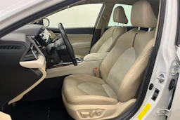 valkoinen Toyota Camry 2019 kuva 12.