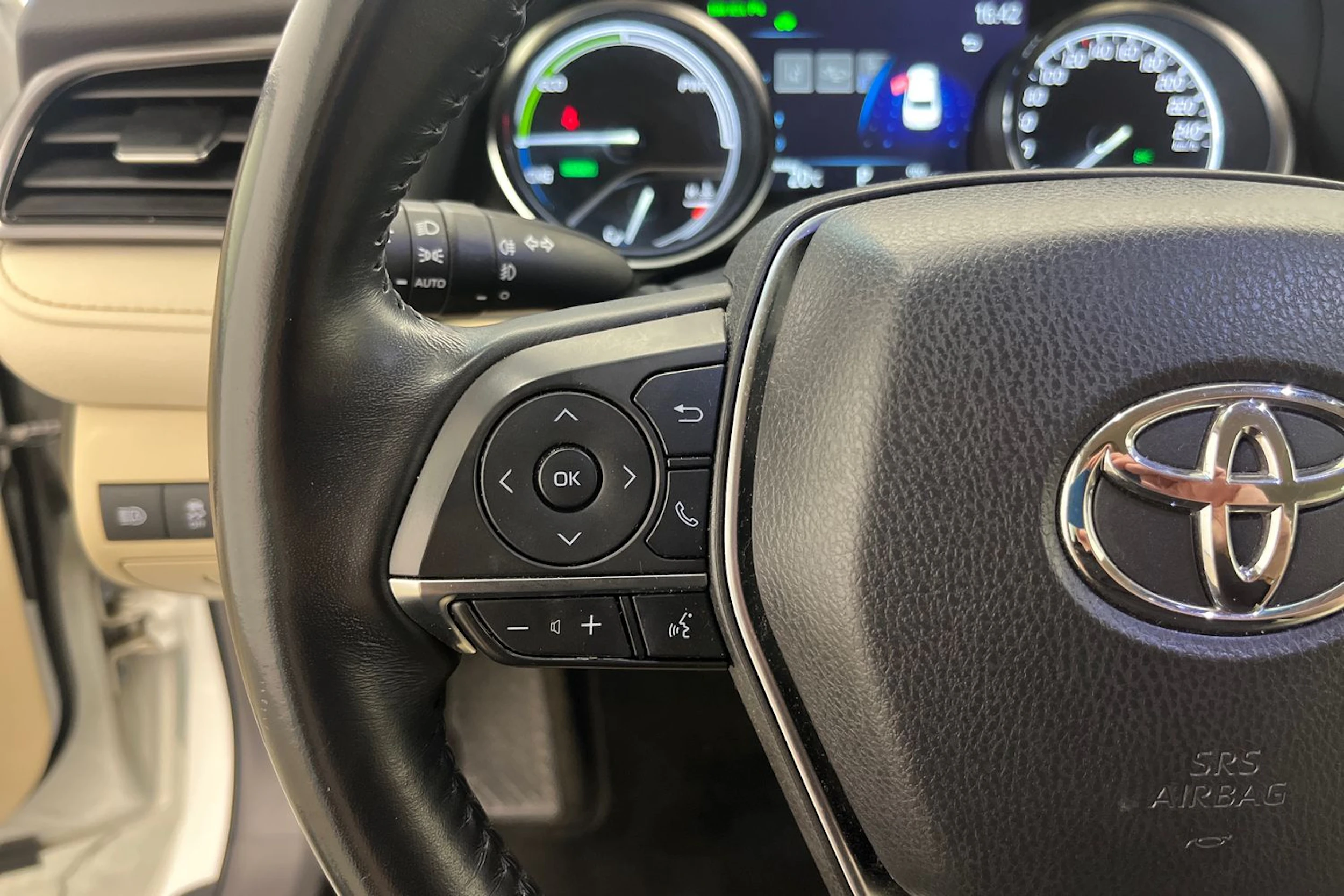 valkoinen Toyota Camry 2019 kuva 14.