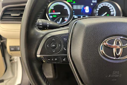 valkoinen Toyota Camry 2019 kuva 14.