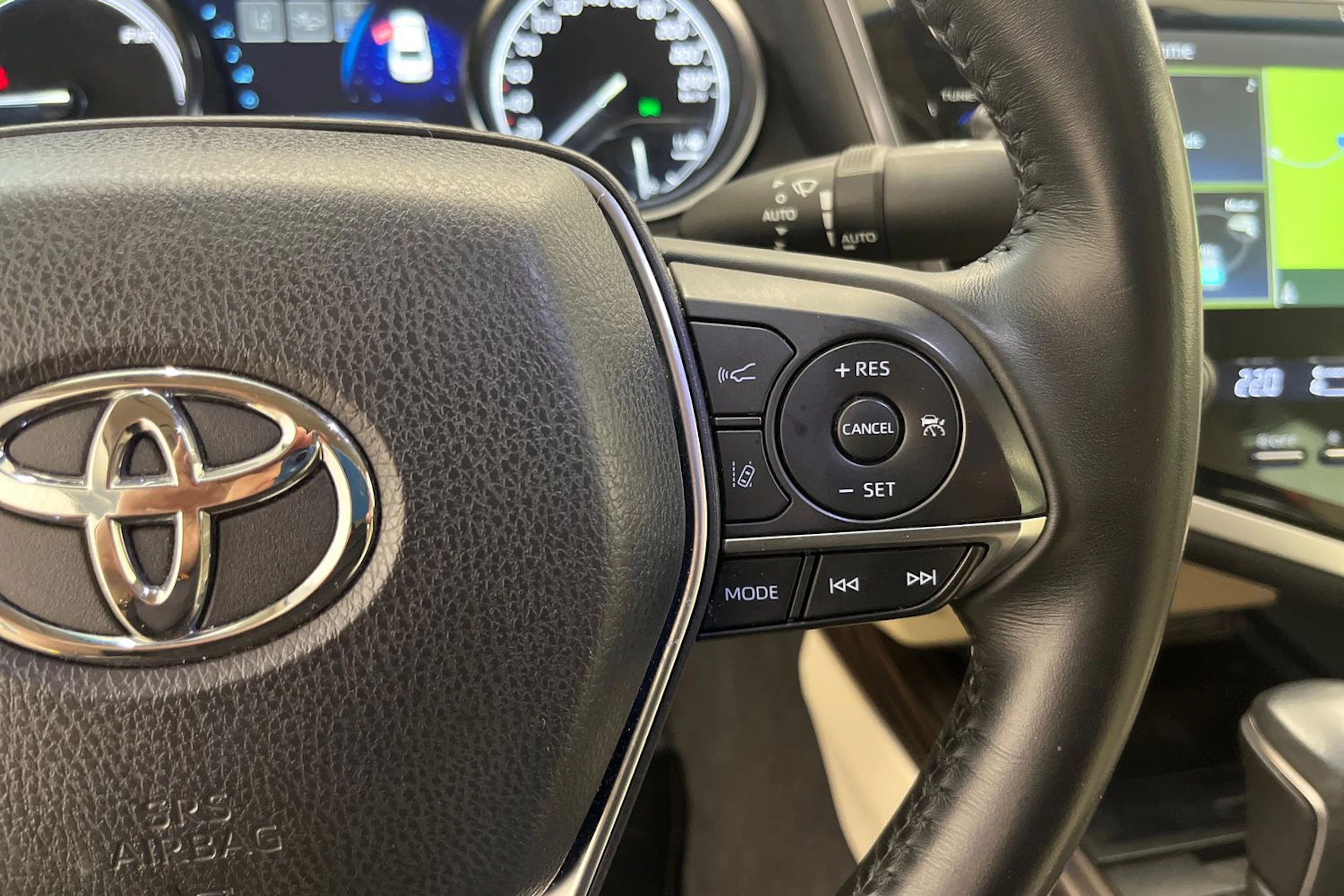 valkoinen Toyota Camry 2019 kuva 15.