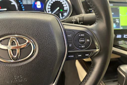 valkoinen Toyota Camry 2019 kuva 15.