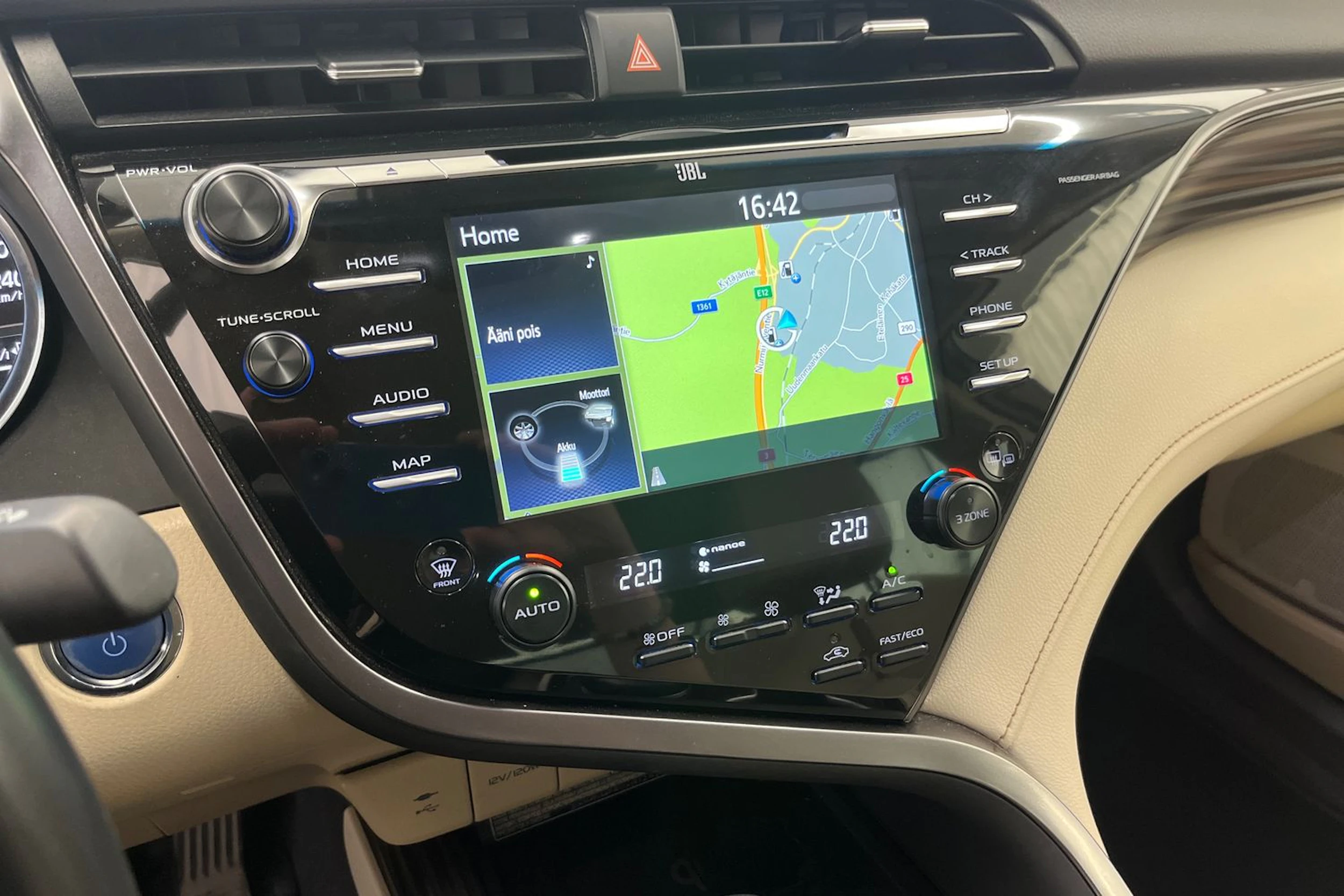 valkoinen Toyota Camry 2019 kuva 16.