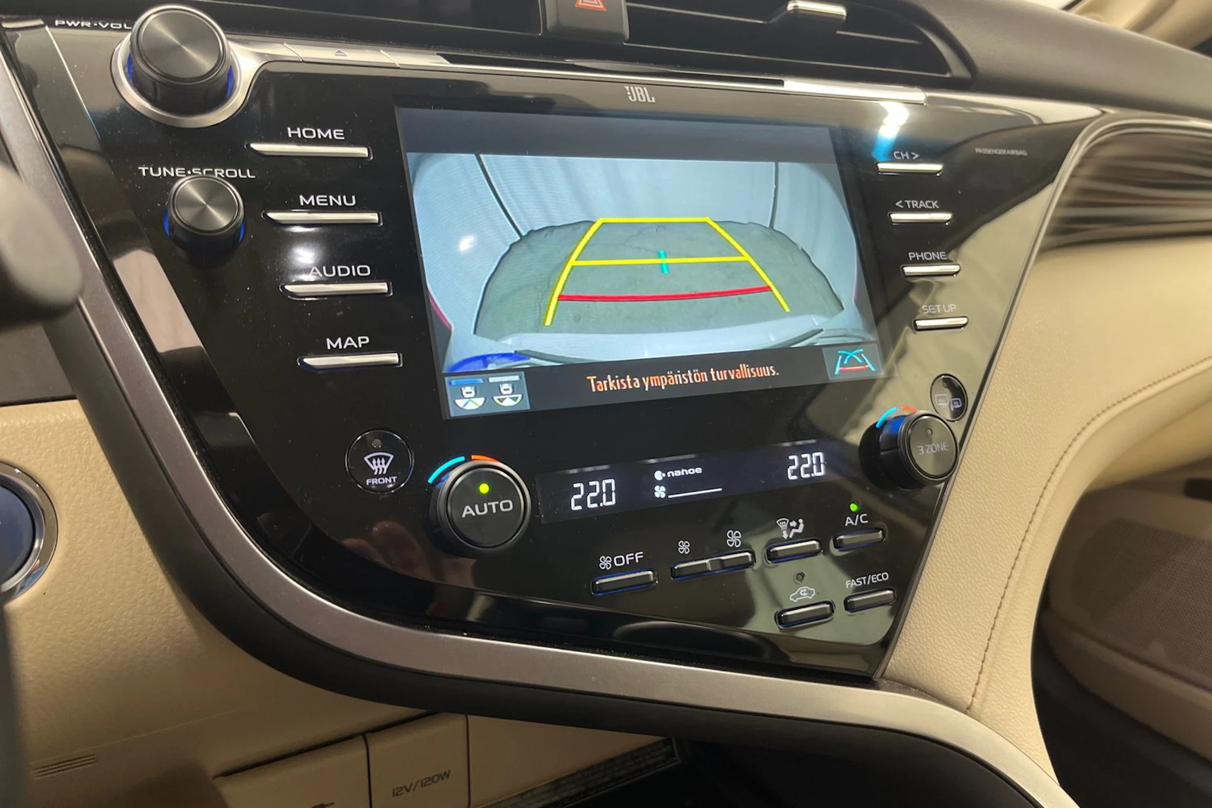 valkoinen Toyota Camry 2019 kuva 17.