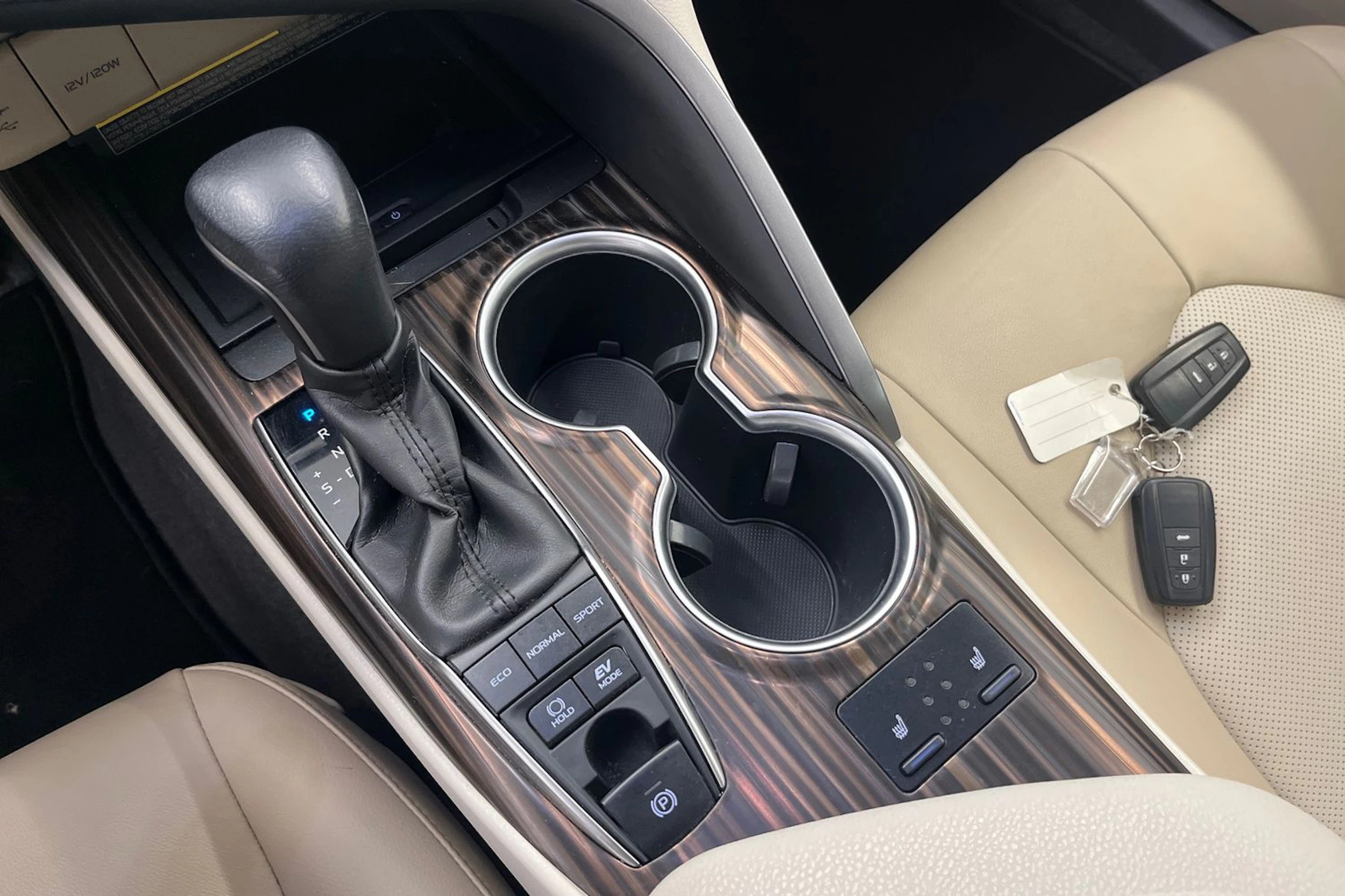 valkoinen Toyota Camry 2019 kuva 18.
