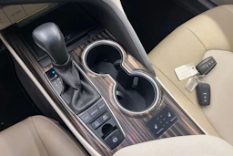 valkoinen Toyota Camry 2019 kuva 18.
