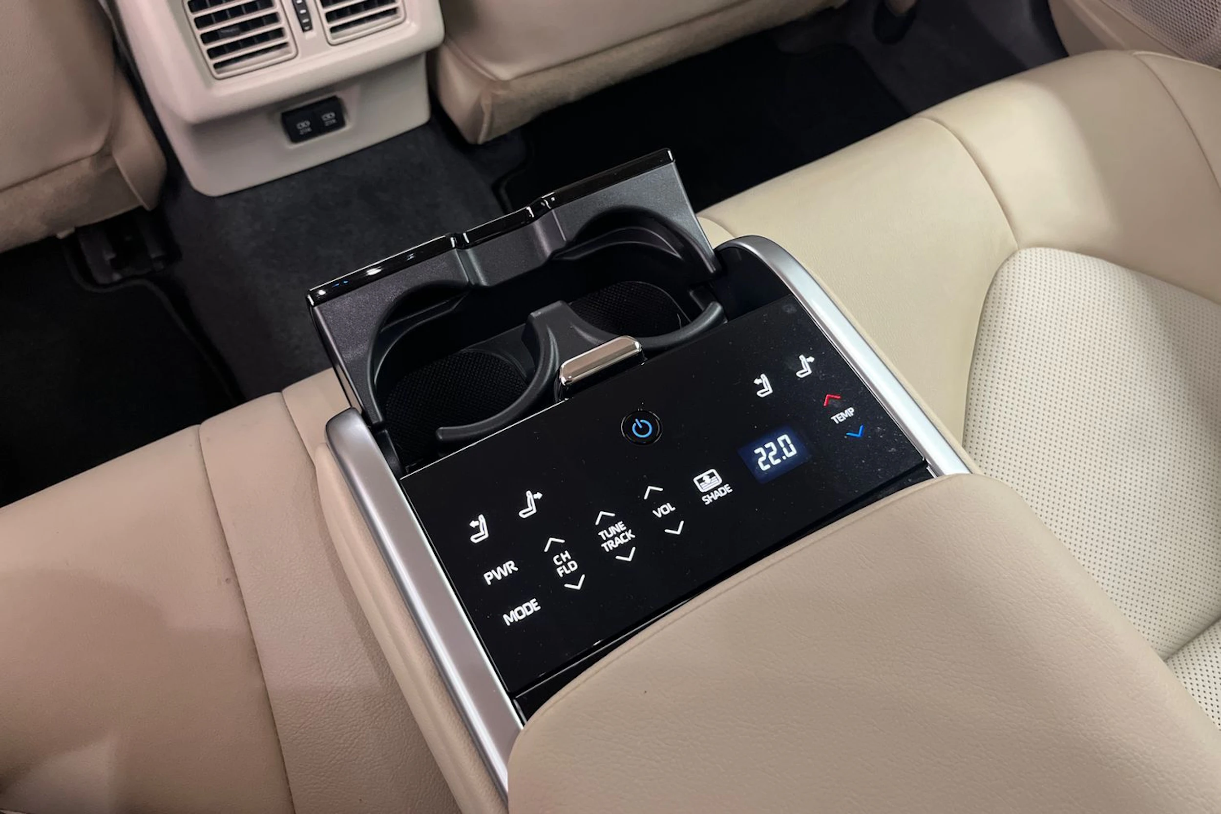 valkoinen Toyota Camry 2019 kuva 21.