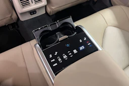 valkoinen Toyota Camry 2019 kuva 21.
