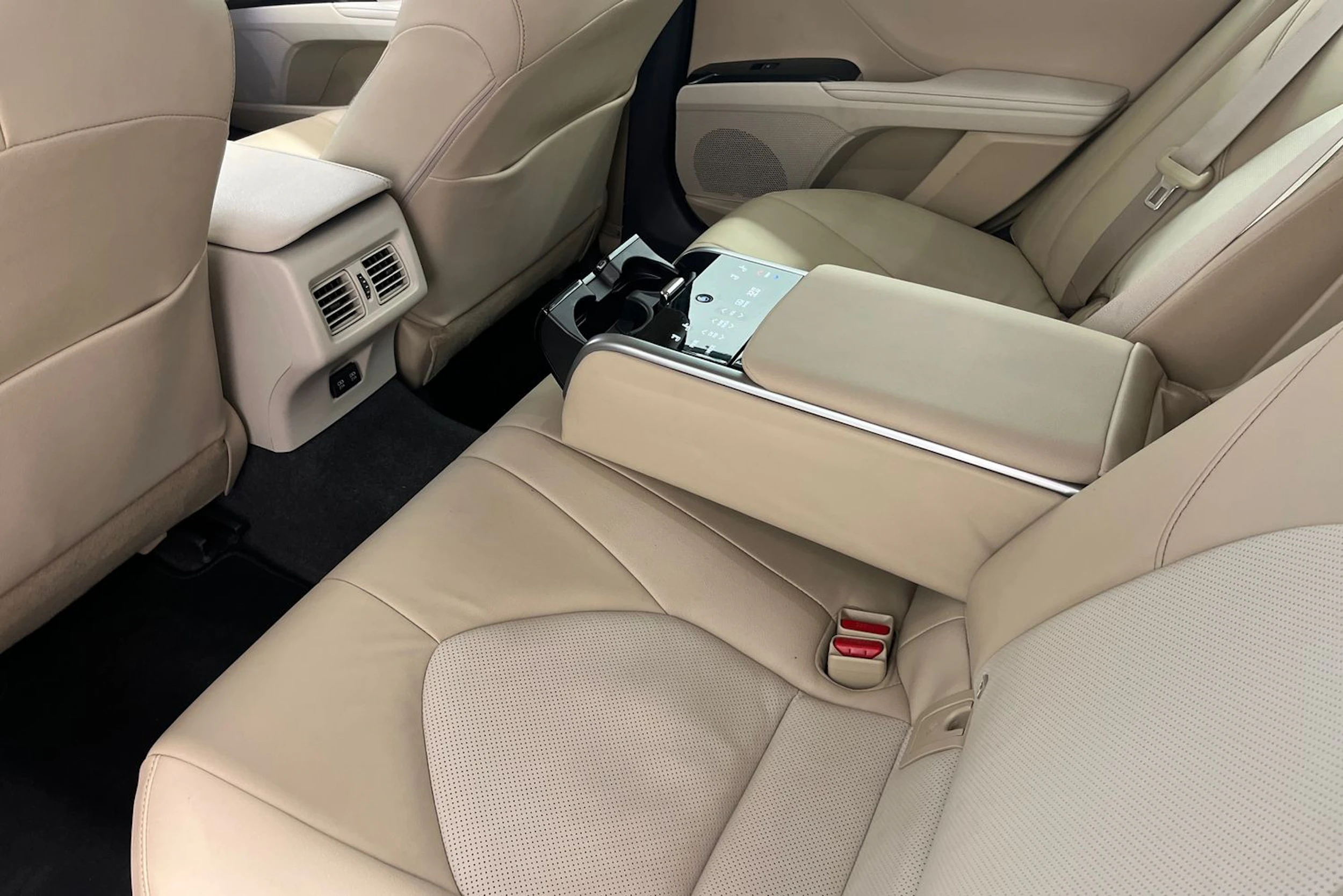 valkoinen Toyota Camry 2019 kuva 22.