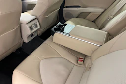 valkoinen Toyota Camry 2019 kuva 22.
