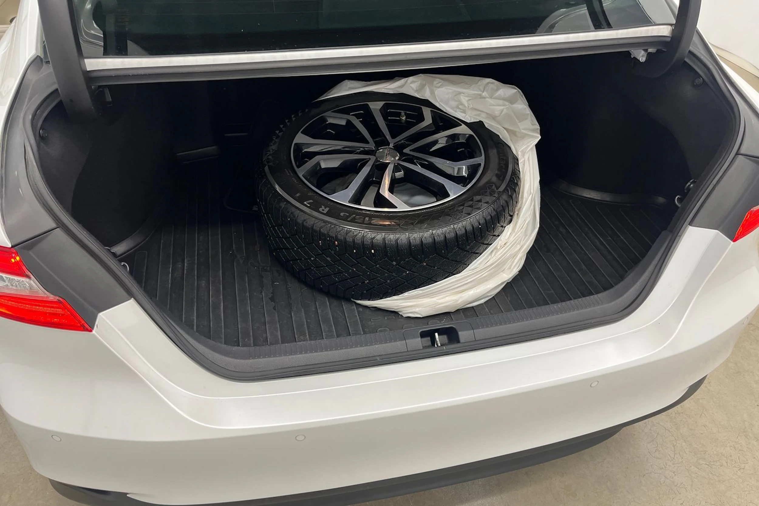 valkoinen Toyota Camry 2019 kuva 24.