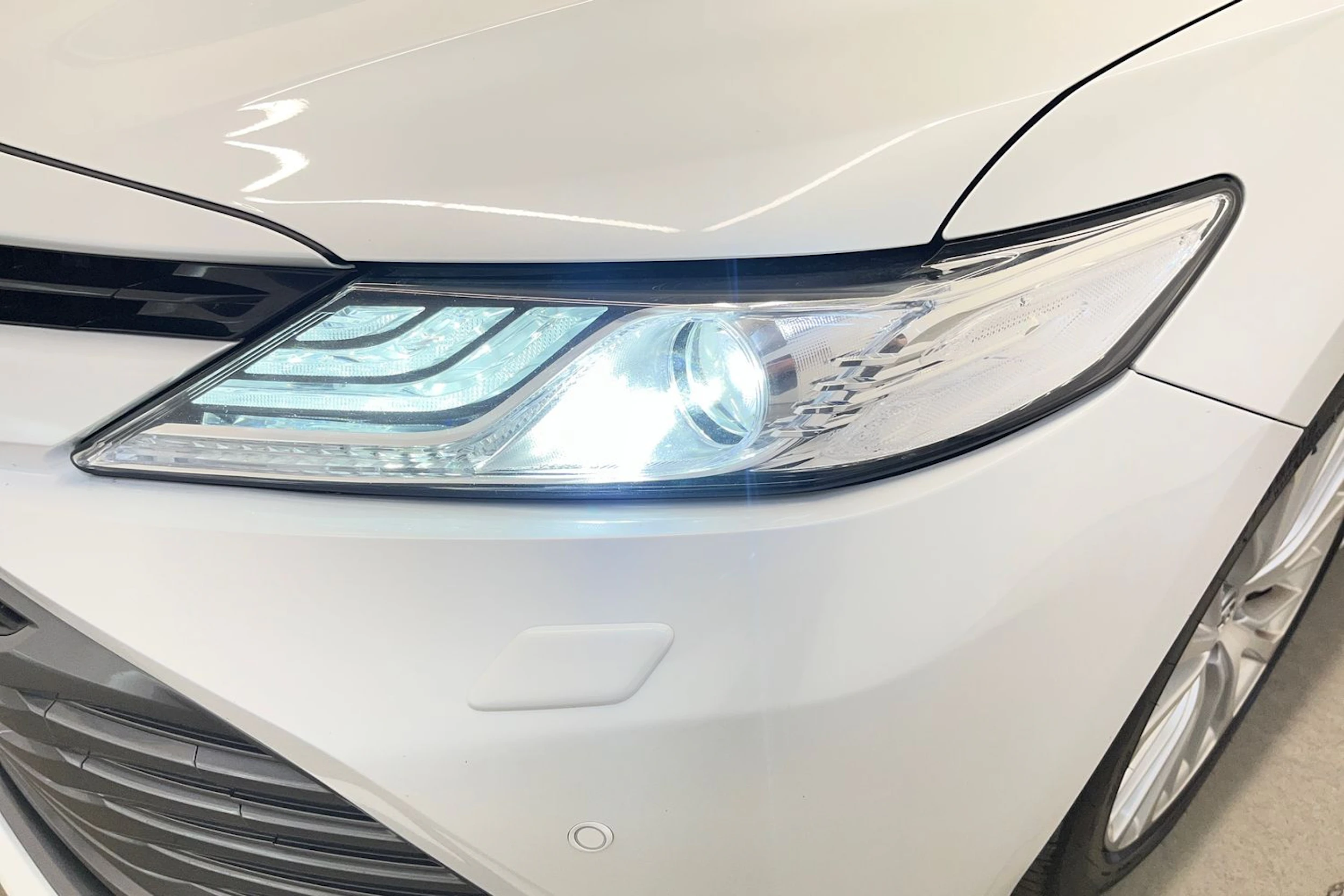 valkoinen Toyota Camry 2019 kuva 26.