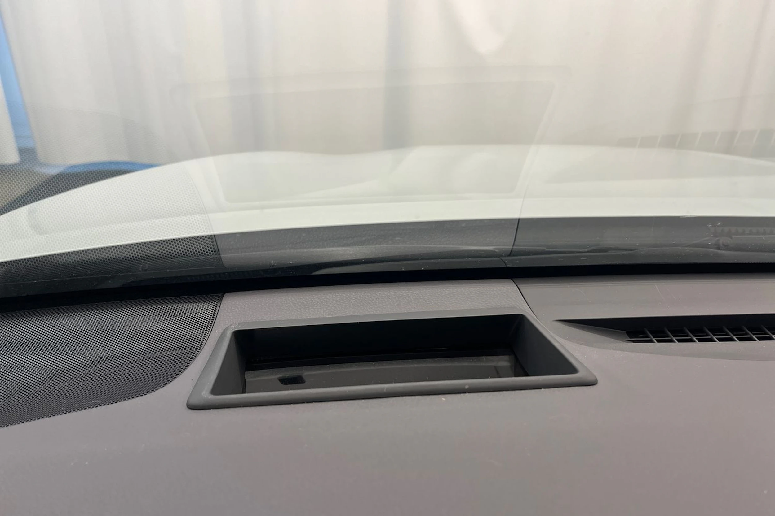 valkoinen Toyota Camry 2019 kuva 27.