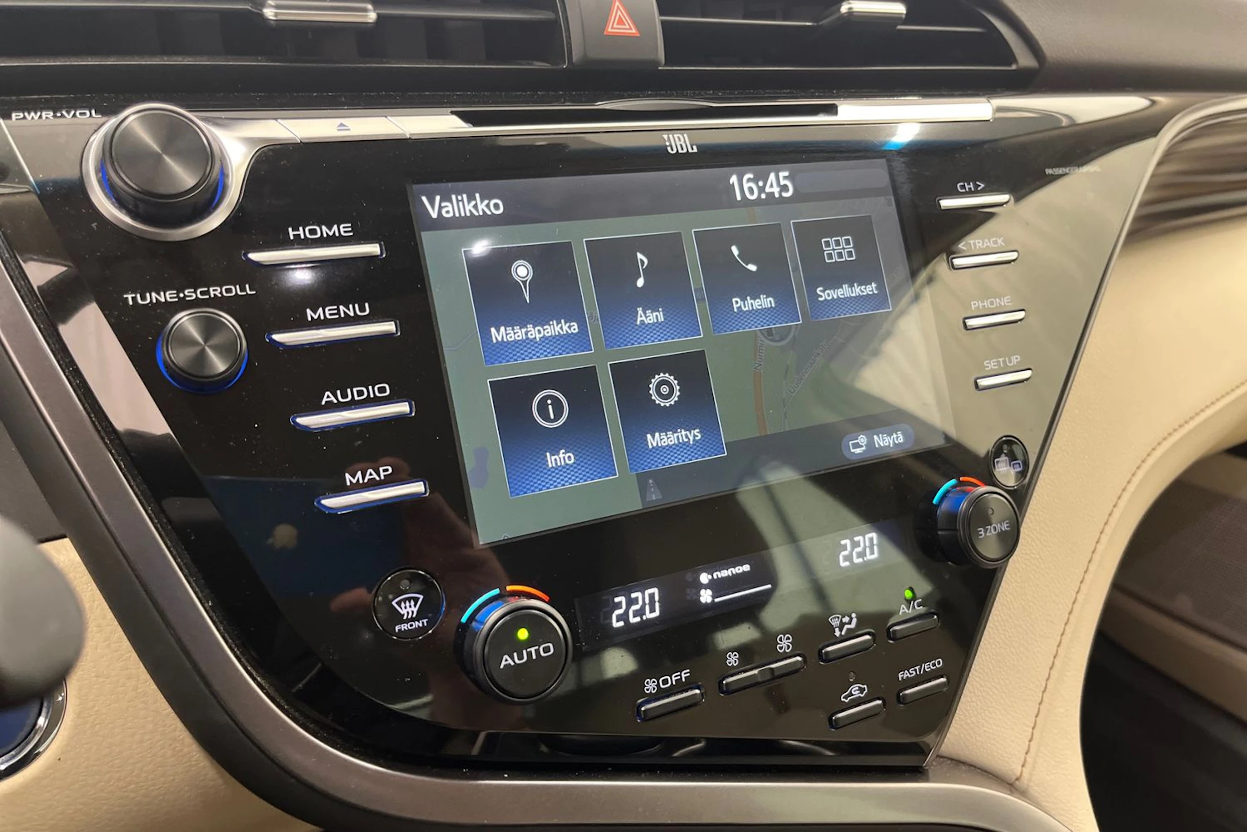 valkoinen Toyota Camry 2019 kuva 28.