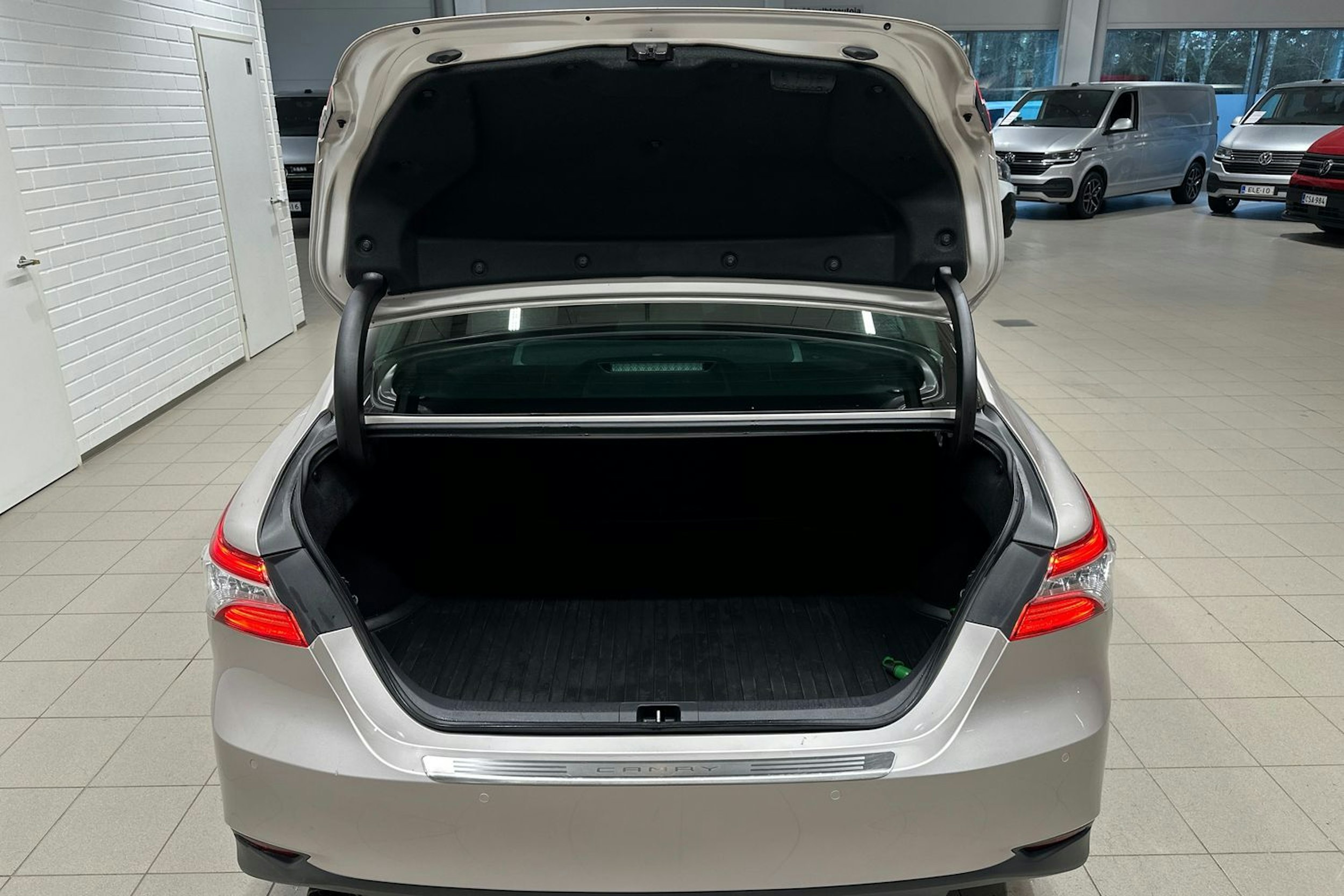 Keltainen Toyota CAMRY 2019 kuva 27.