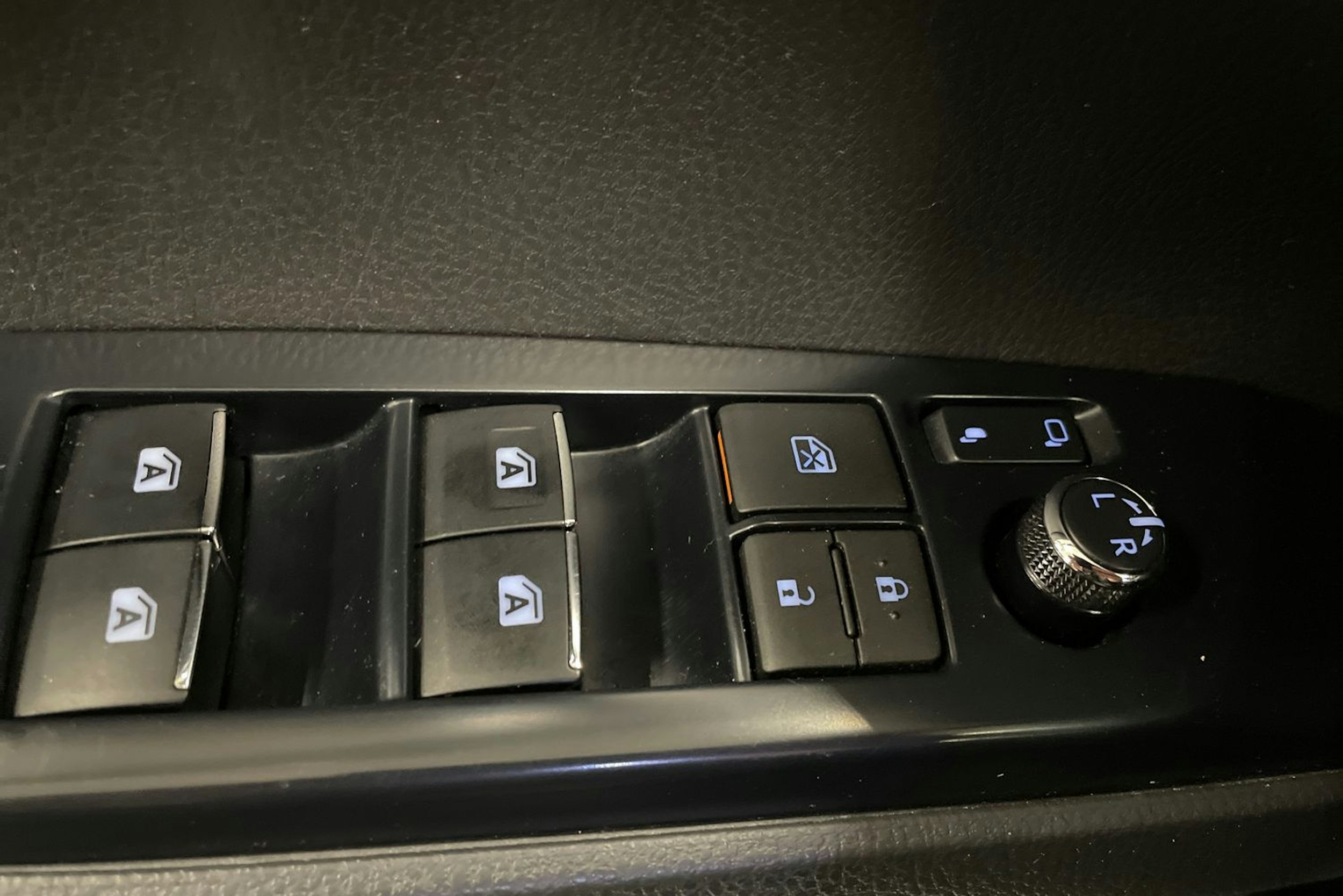 Keltainen Toyota CAMRY 2019 kuva 31.