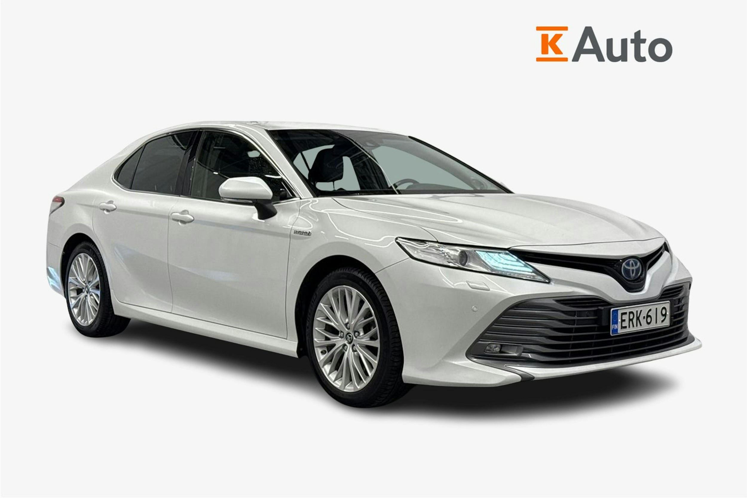 valkoinen Toyota Camry 2019 kuva 1.