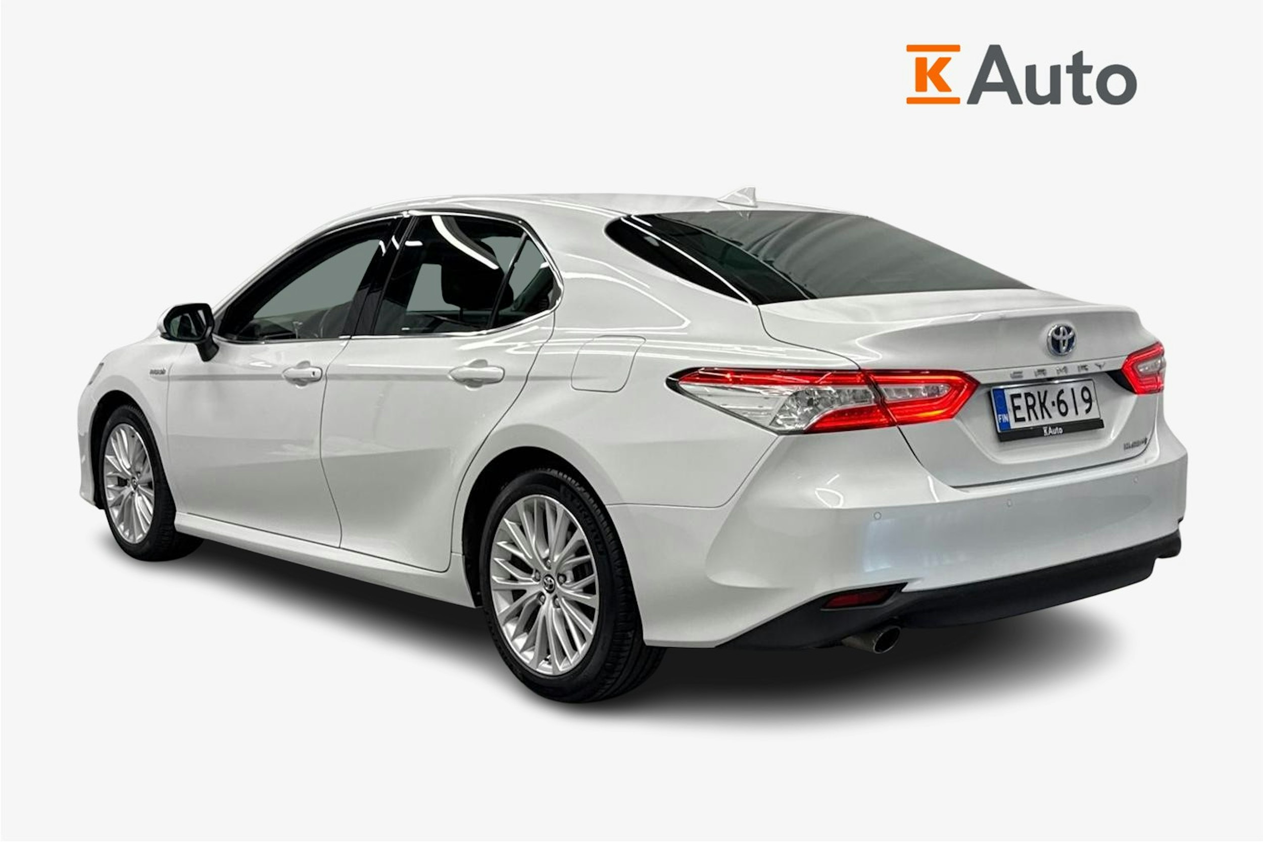 valkoinen Toyota Camry 2019 kuva 2.