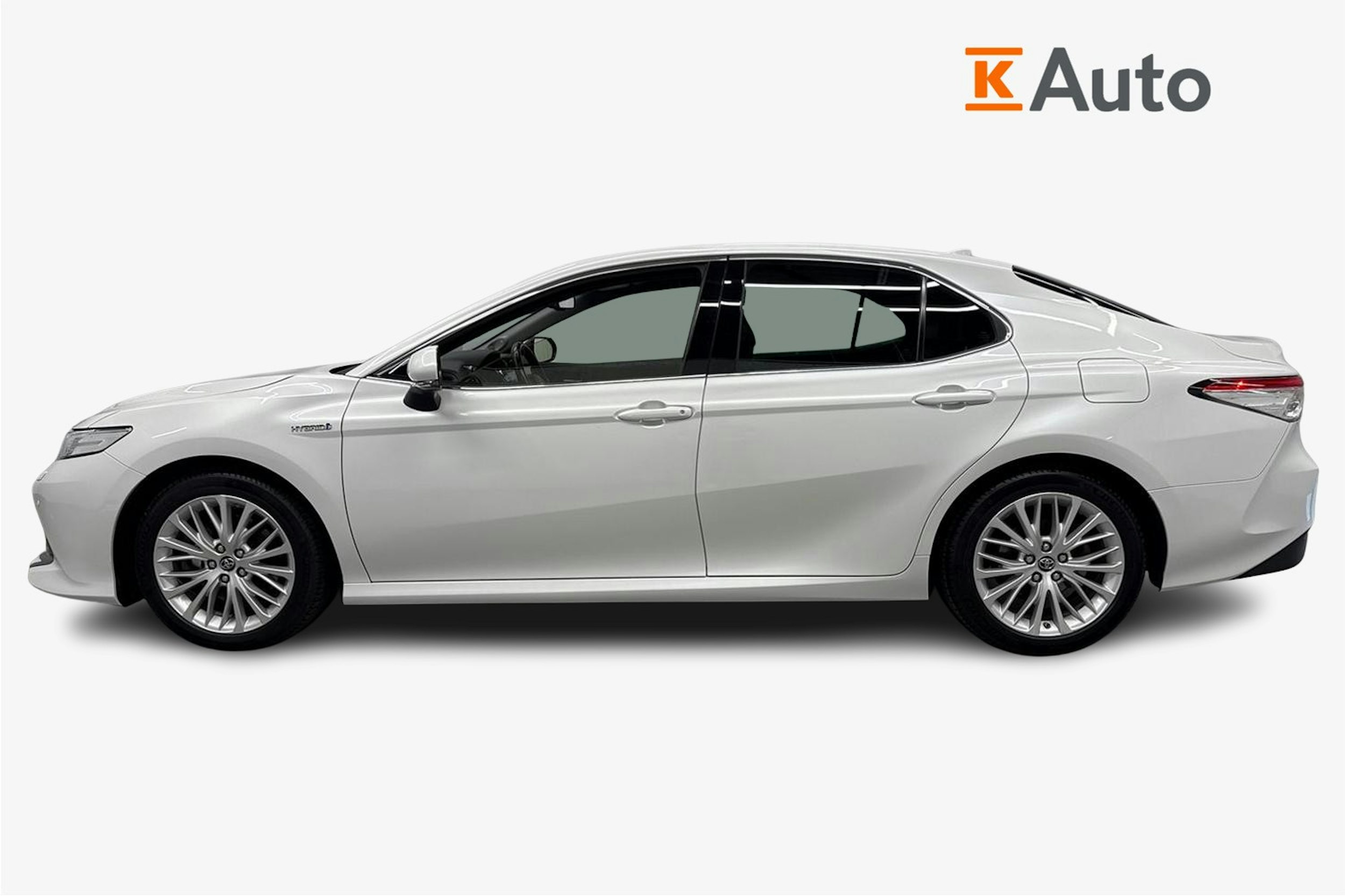 valkoinen Toyota Camry 2019 kuva 6.