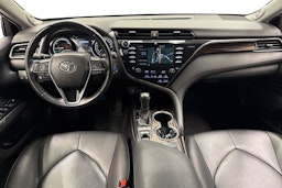 valkoinen Toyota Camry 2019 kuva 9.