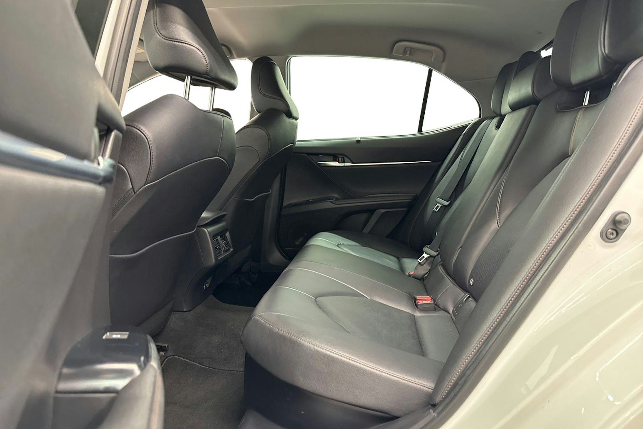 valkoinen Toyota Camry 2019 kuva 10.