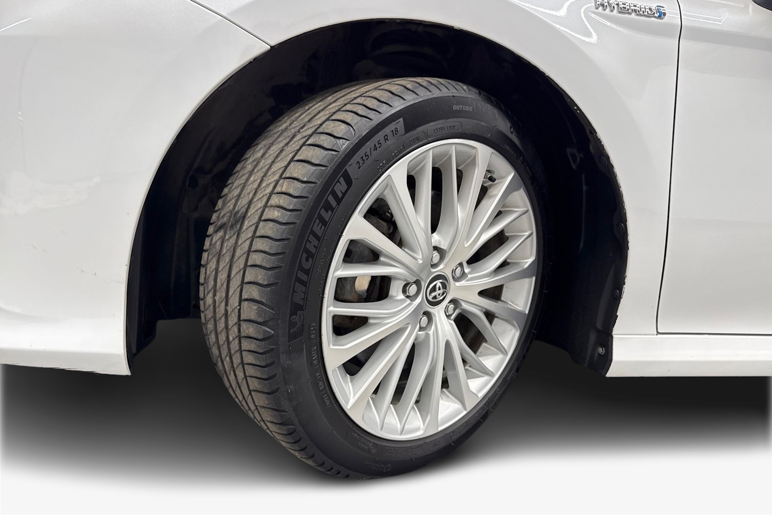 valkoinen Toyota Camry 2019 kuva 11.