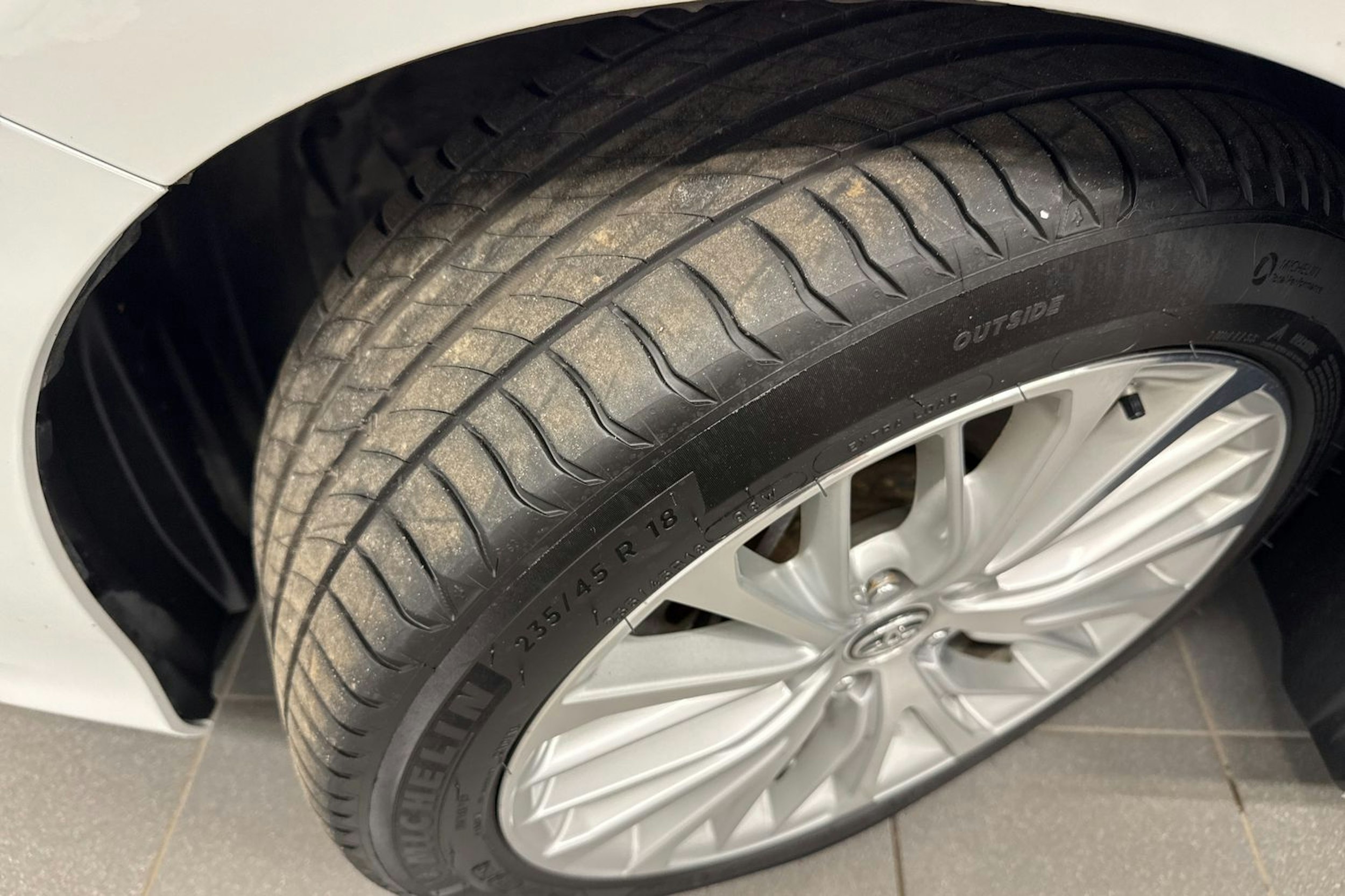 valkoinen Toyota Camry 2019 kuva 13.