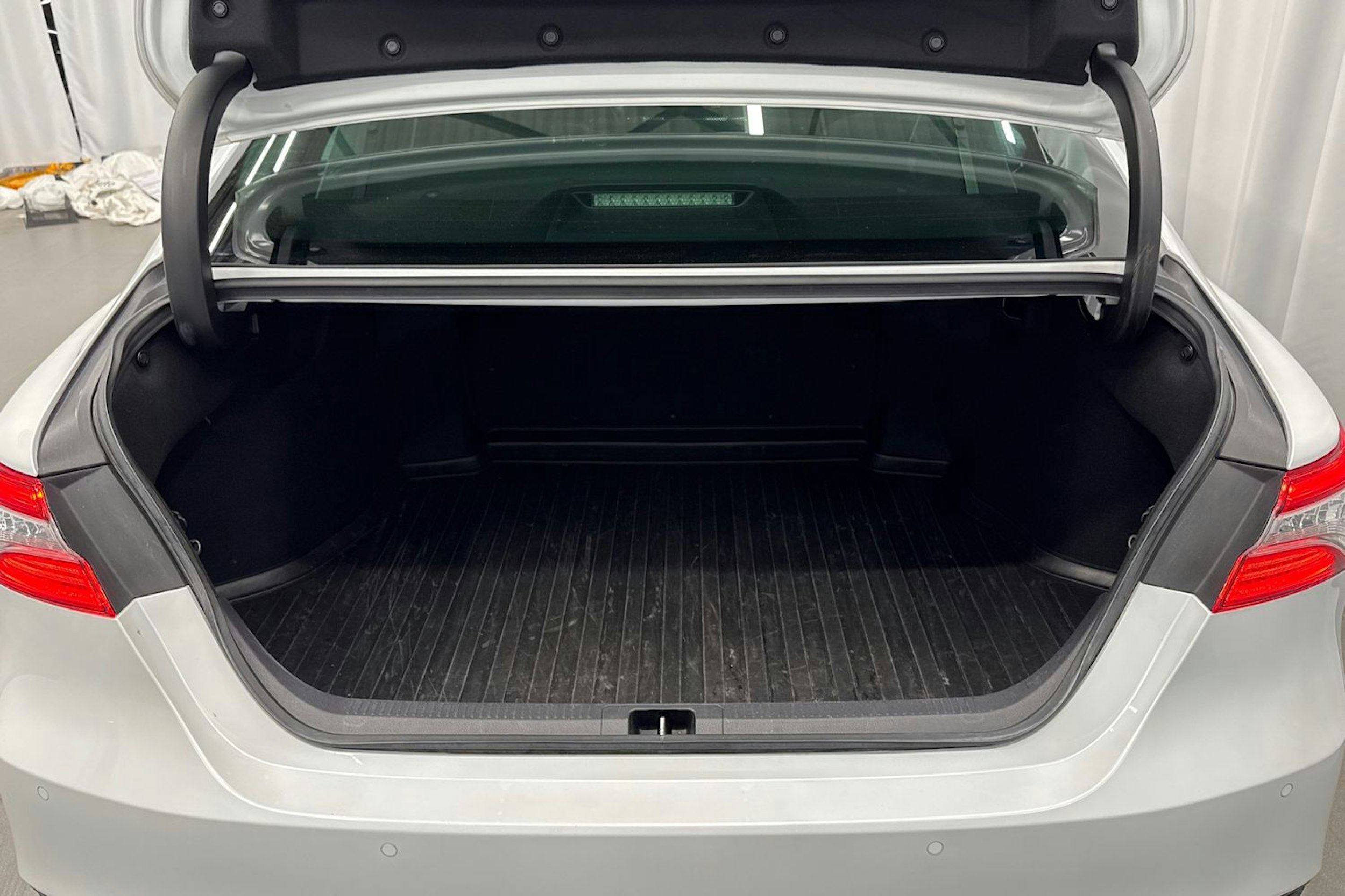 valkoinen Toyota Camry 2019 kuva 14.