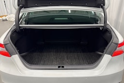 valkoinen Toyota Camry 2019 kuva 14.