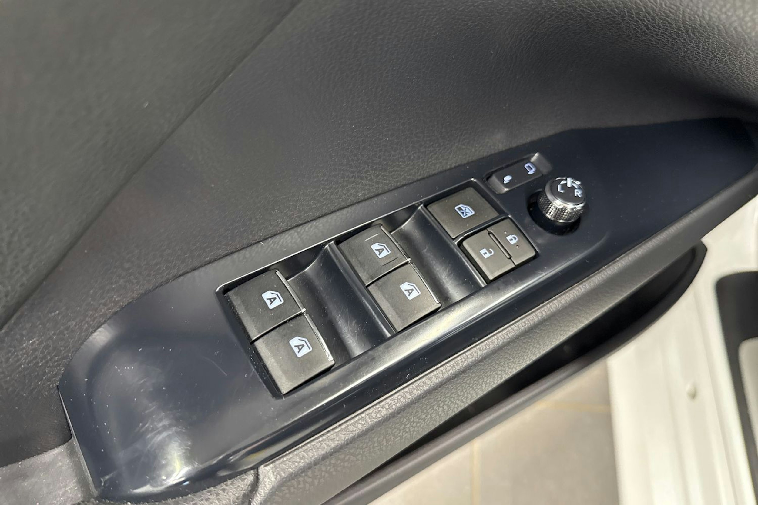 valkoinen Toyota Camry 2019 kuva 15.