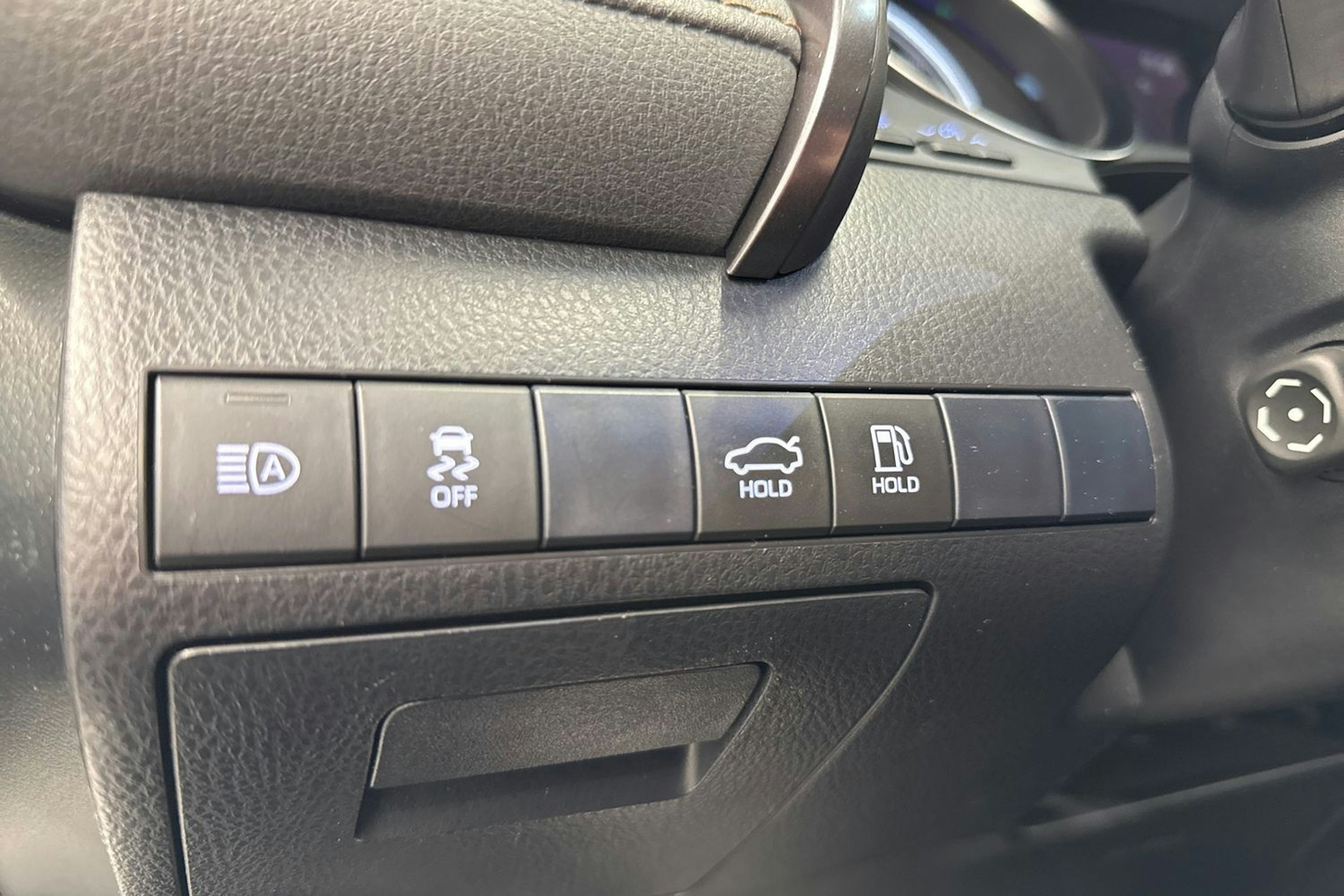 valkoinen Toyota Camry 2019 kuva 16.
