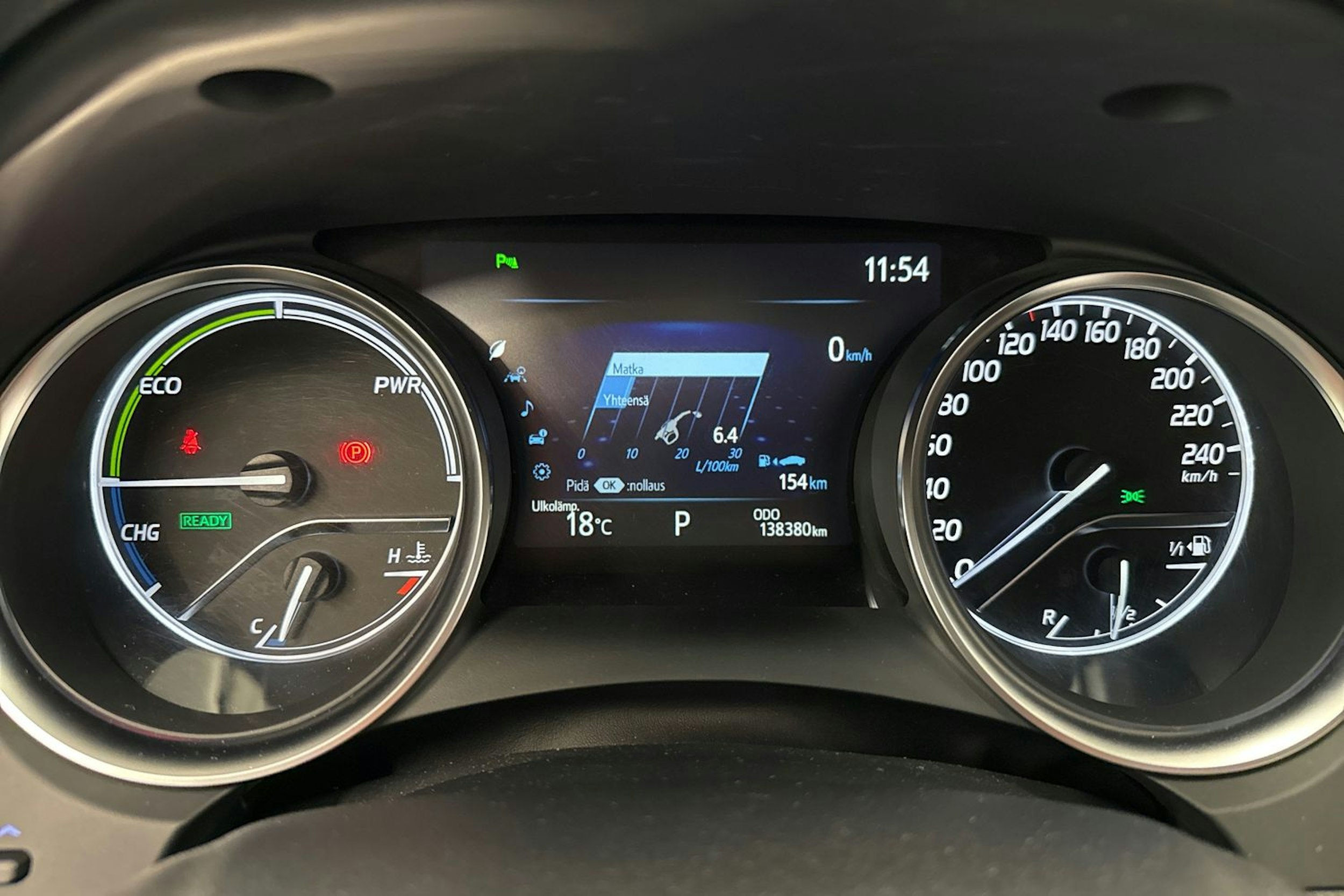 valkoinen Toyota Camry 2019 kuva 18.