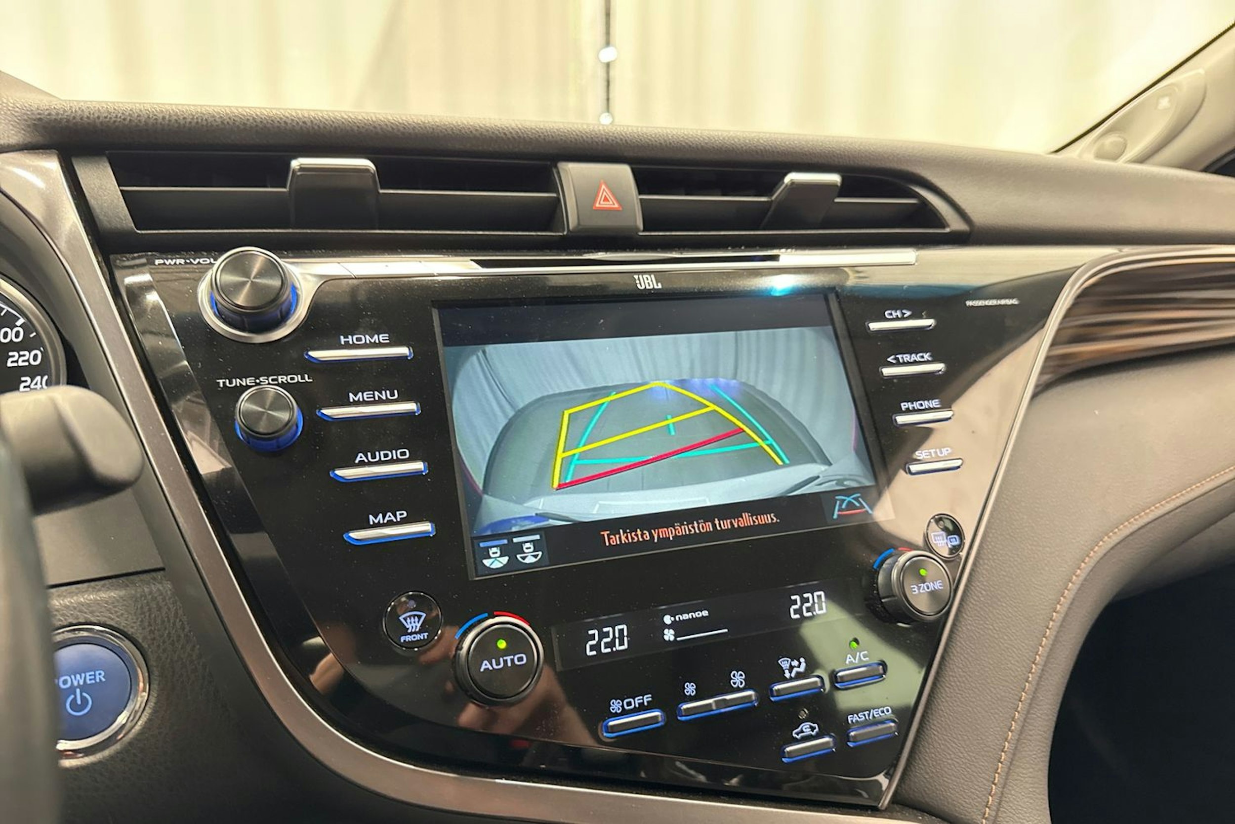 valkoinen Toyota Camry 2019 kuva 22.