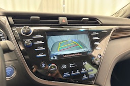 valkoinen Toyota Camry 2019 kuva 22.
