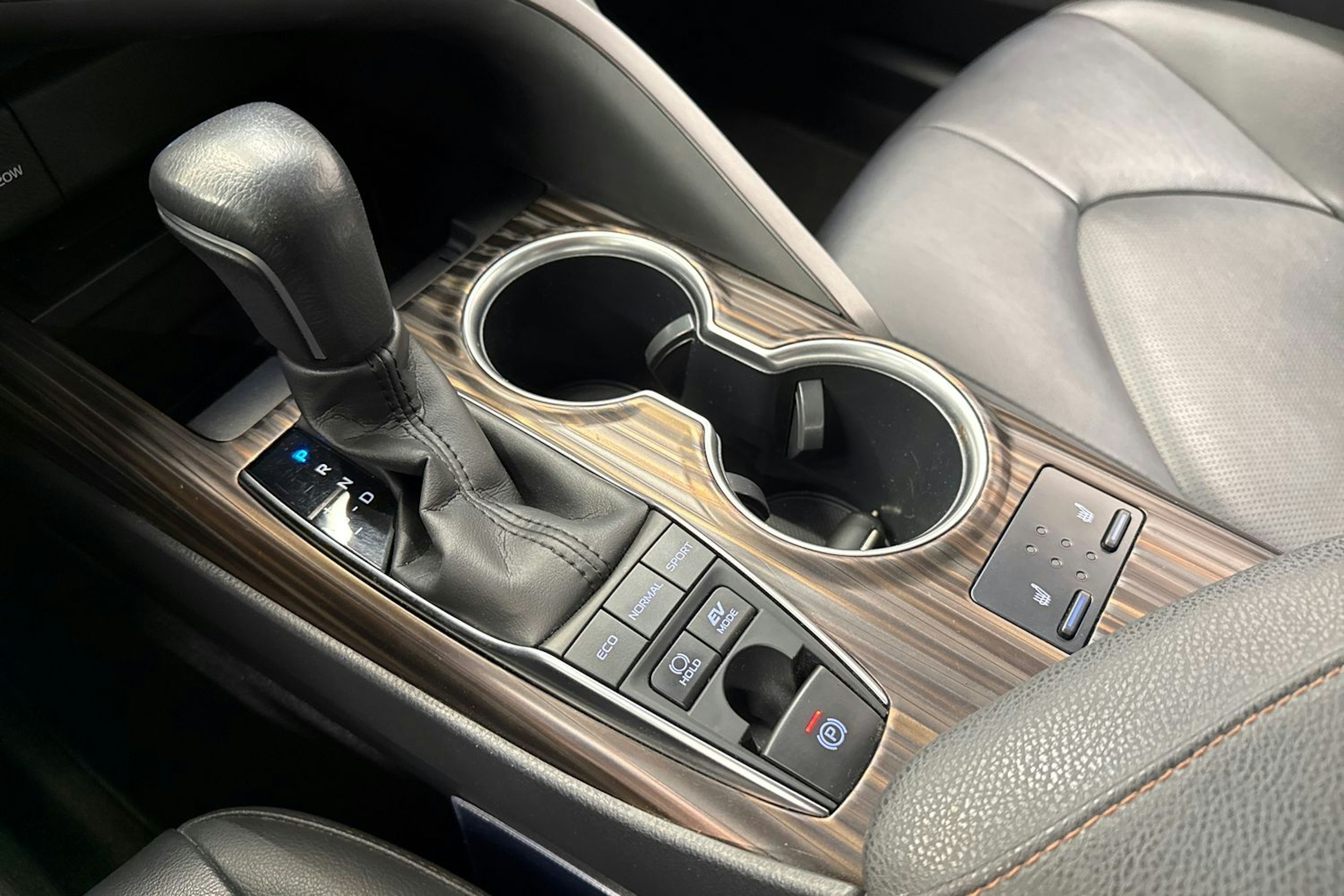 valkoinen Toyota Camry 2019 kuva 23.