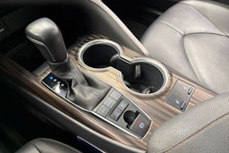 valkoinen Toyota Camry 2019 kuva 23.