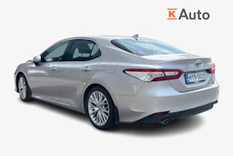keltainen Toyota Camry 2020 kuva 2.