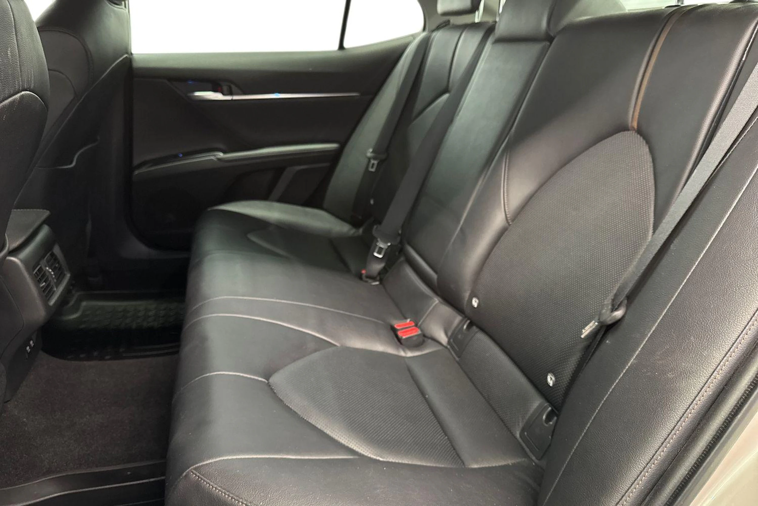 keltainen Toyota Camry 2020 kuva 11.