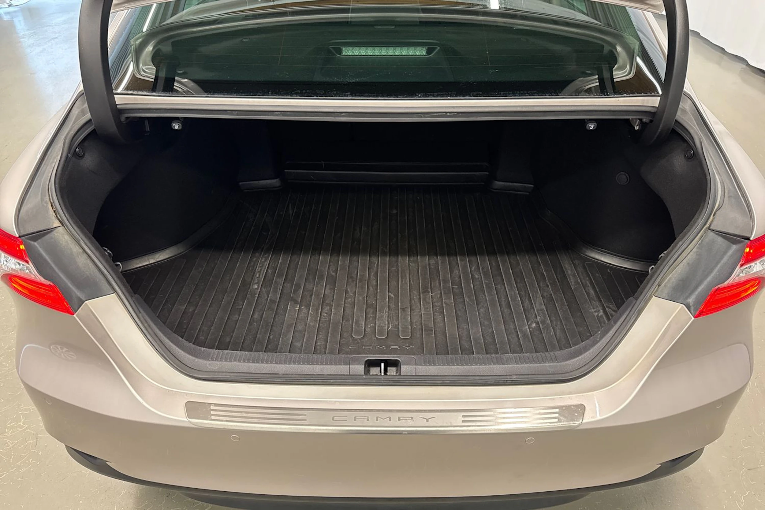 keltainen Toyota Camry 2020 kuva 17.