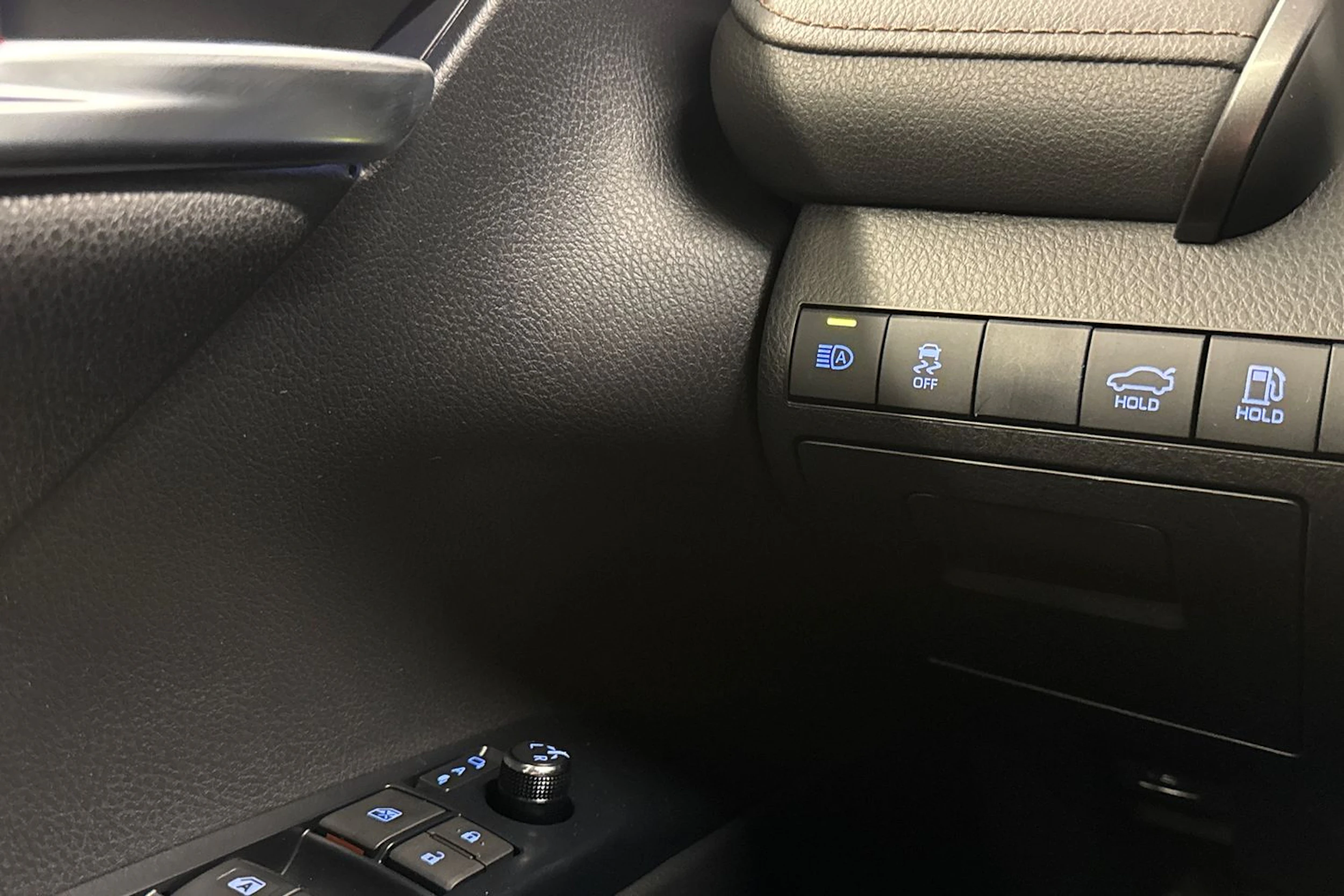 keltainen Toyota Camry 2020 kuva 25.